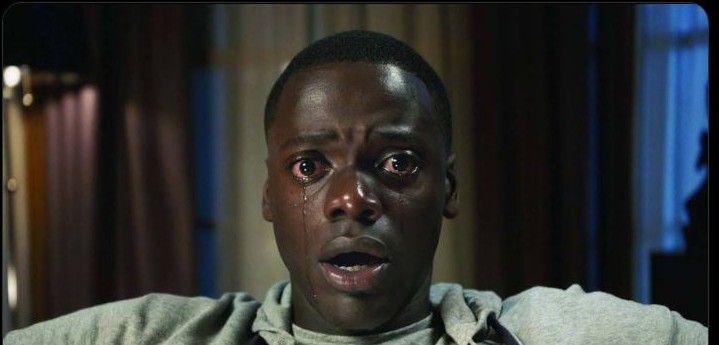 Homem de olhos marejados chorando em um freeze-frame de filme usado como reação do cara chorando