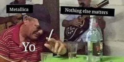 Foto do homem chorando no bar legendada como uma reação de música triste
