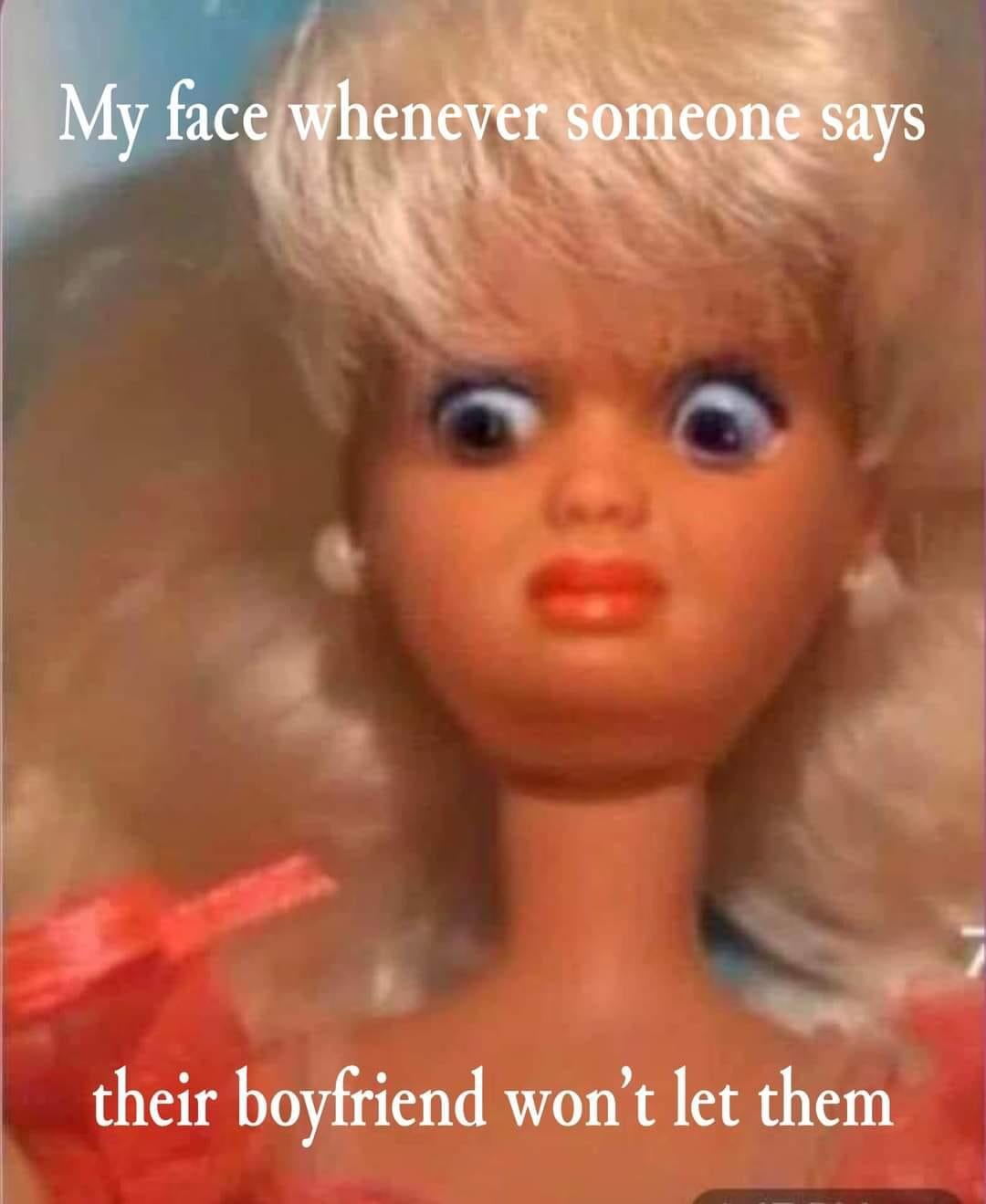 Disgusted Barbie-Meme mit der Bildunterschrift «Mein Gesicht, immer wenn jemand sagt, ihr Freund lässt sie nicht»